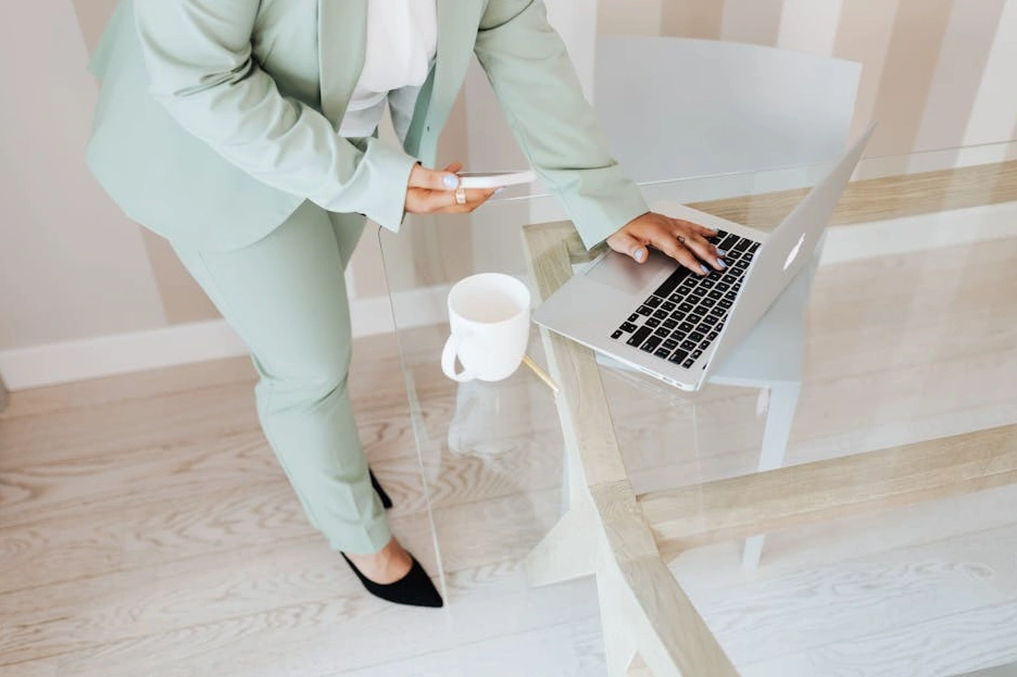 Osoba soustředěně pracující v klidném prostředí bez rušivých vlivů